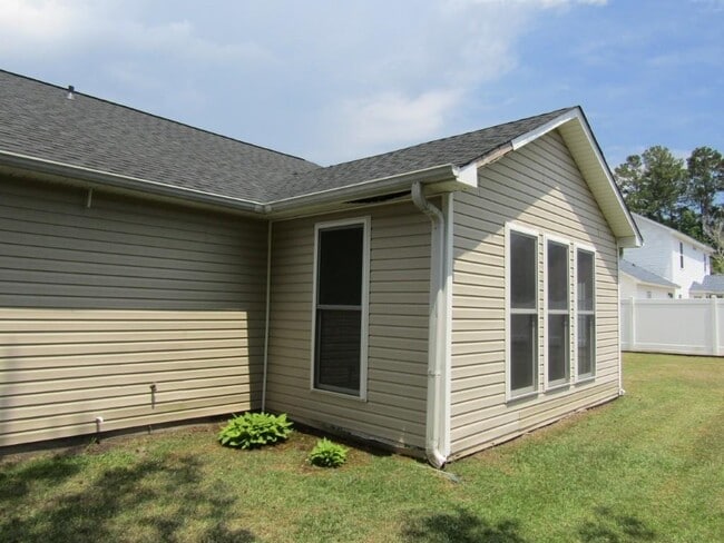 Building Photo - 2208 Seaford Dr