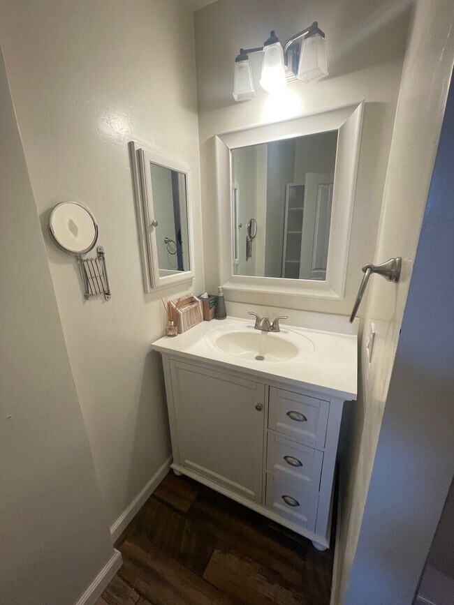 Building Photo - Beautiful 2 Bedroom Home with Large Yard
