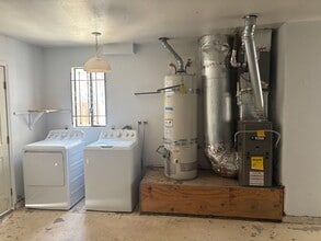 Building Photo - 3 BEDROOM 2 BATH  VICTORVILLE HOME