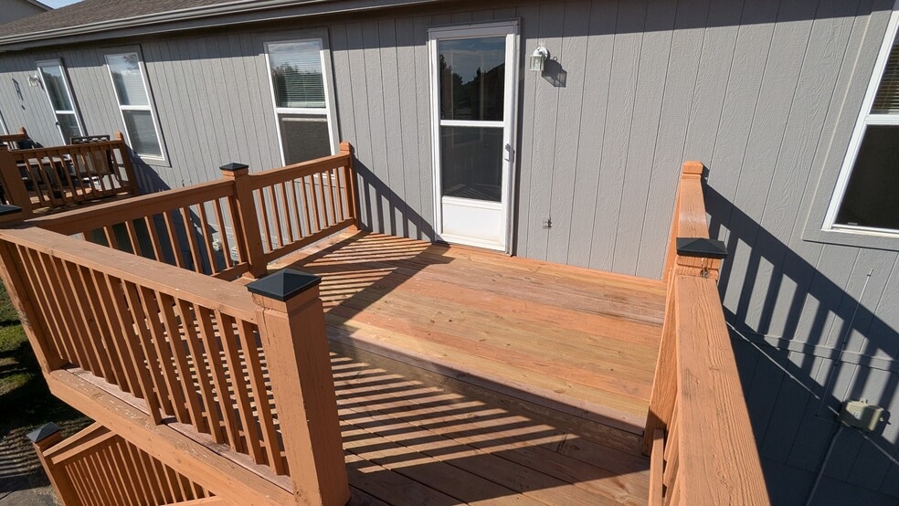 Building Photo - 245 SW Chartwell Pl