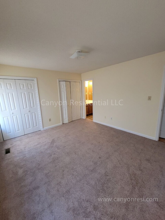 Building Photo - Beautiful 3b, ready to move in!