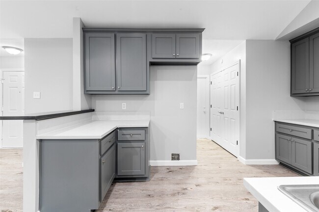 Building Photo - 10922 Village Trail Dr