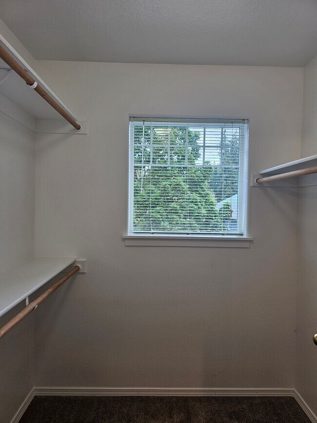 Building Photo - 13200 SW Hidden Creek Pl