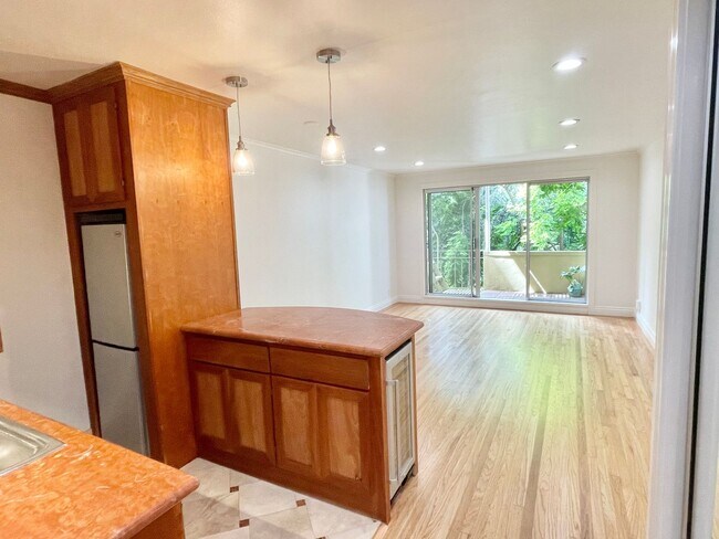 Building Photo - Prime Nob Hill Remodeled Condo, Private Balcony, Parking, Pet ok – PROGRESSIVE