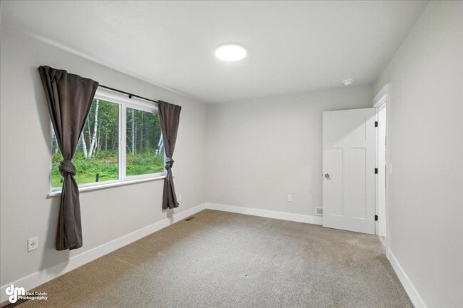 Building Photo - New & Upgraded 4BD Home!