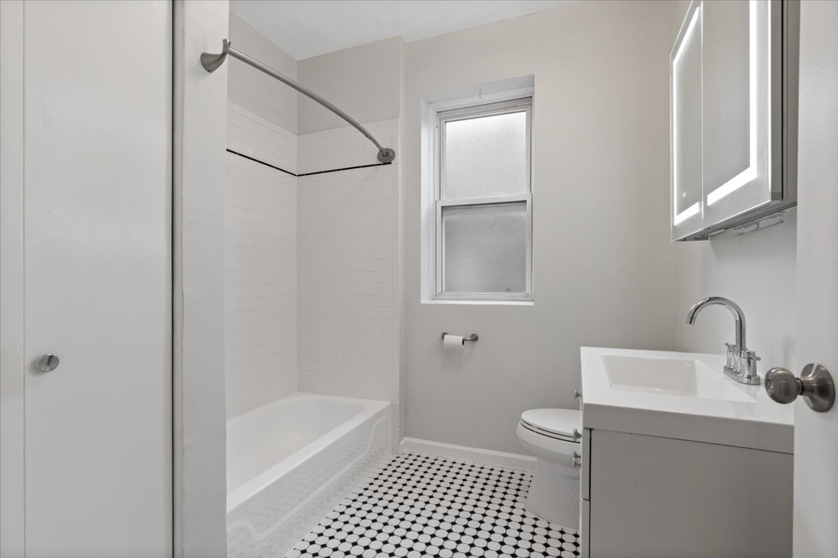 Building Photo - 2338 N Avers Ave