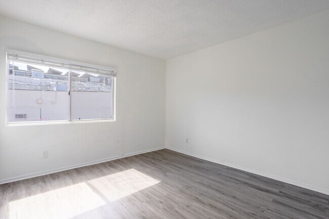 Building Photo - Studio on the Venice Beach Boardwalk - MOV...