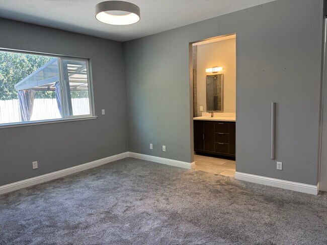 Building Photo - Clean Updated 3 Bedroom 2 Bathroom 1527 Sq...