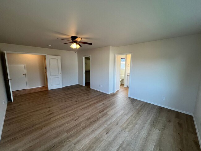 Building Photo - 3111 NE Dennis Ct