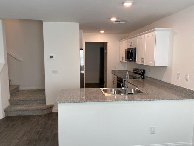 Building Photo - 12285 Glass Desert Rd