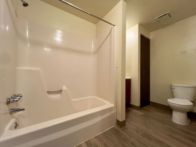 Building Photo - Cozy One Bedroom Apartment! Exposed Brick ...