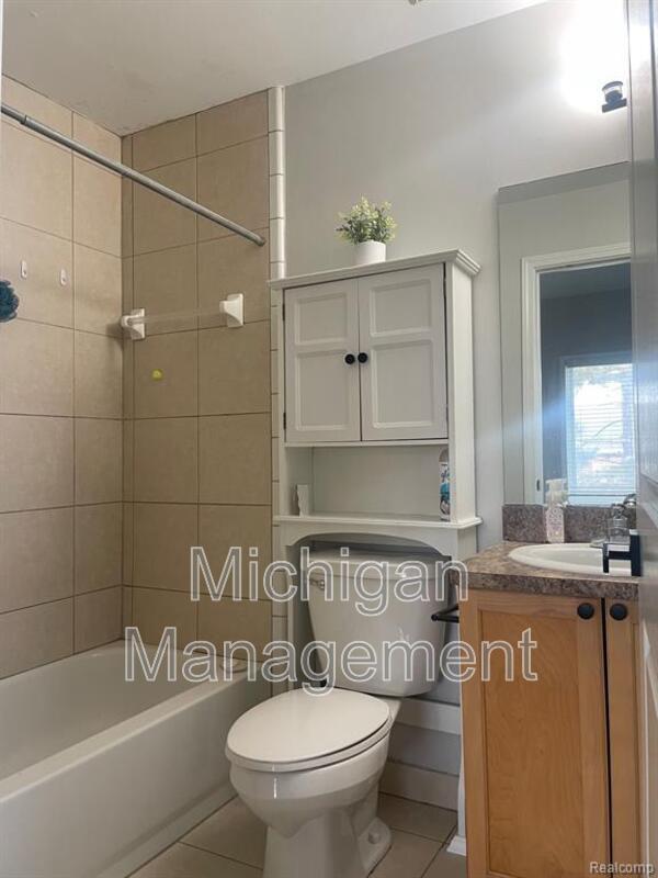 Building Photo - 2721 E Maple Rd