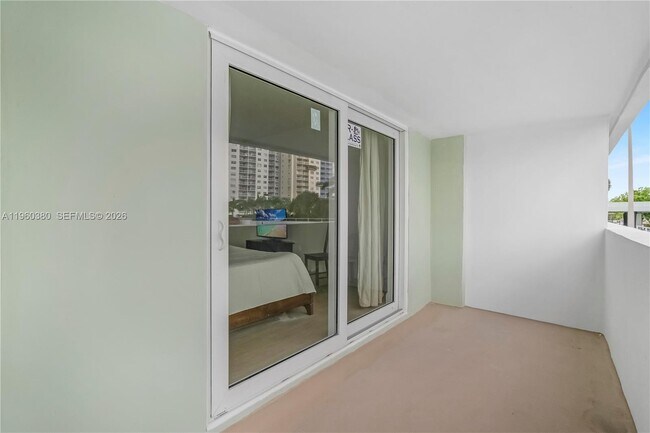 Building Photo - 500 Bayview Dr