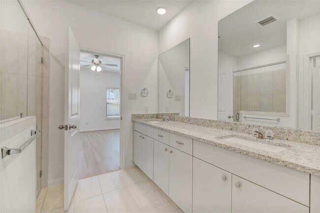 Building Photo - 11927 Pondwood Dr