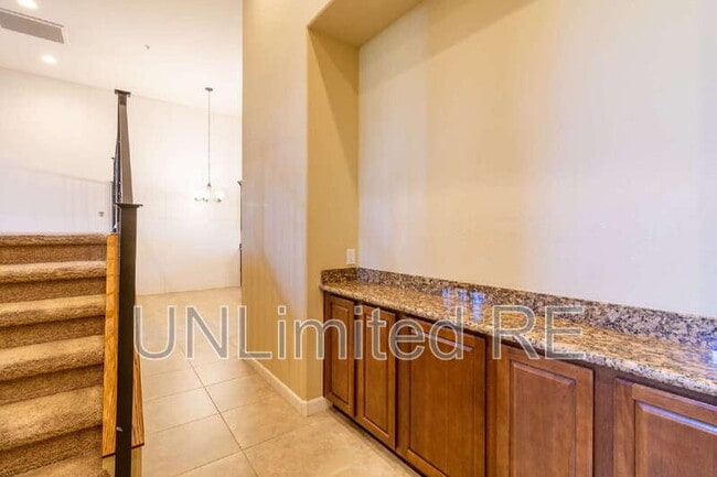 Building Photo - 425 E Woodland Dr