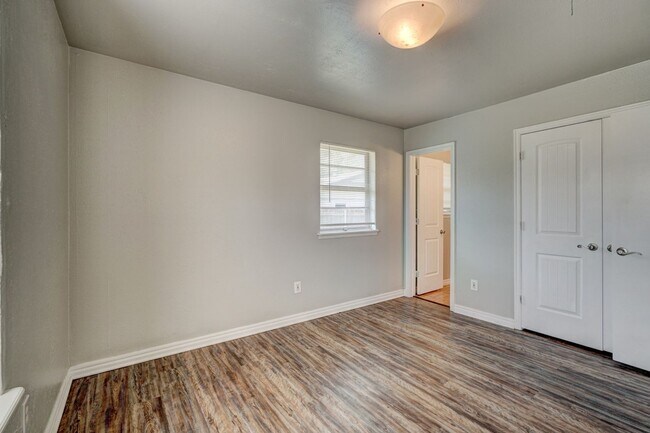 Building Photo - Nice 4 Bed 1.5 Baths Located near Tinker Diagonal