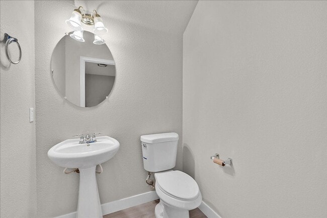 Building Photo - Great 4 bedroom home with a spacious kitchen in a great location!