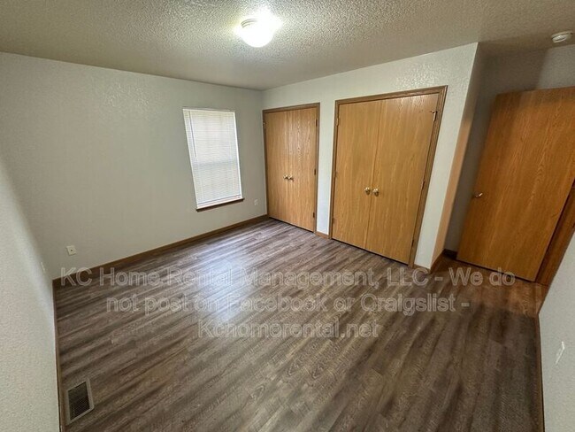 Building Photo - 709 SE Drew Ct