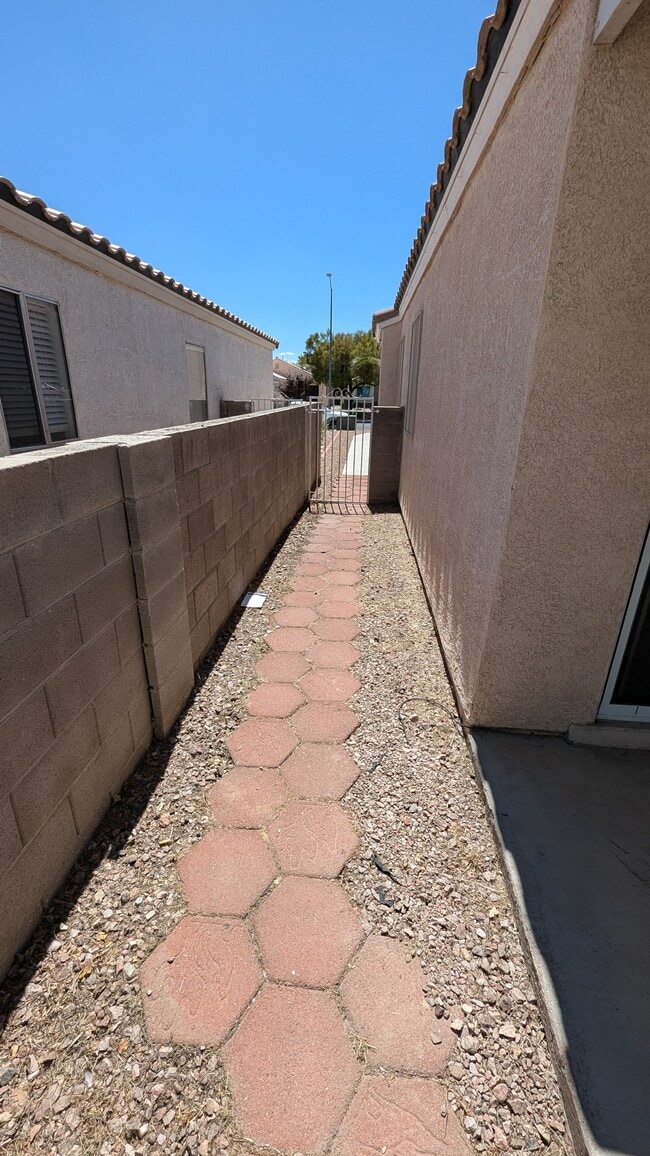 Building Photo - 8208 Cactus Root Ct