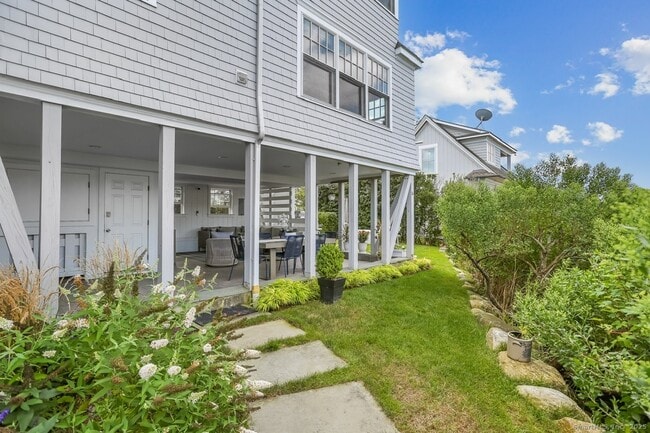 Building Photo - 1810 Fairfield Beach Rd