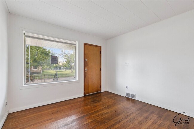 Building Photo - 3 bedroom - 1 bath  $1200/month