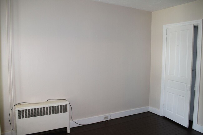 Building Photo - 2-Bedroom Second-Floor Apartment