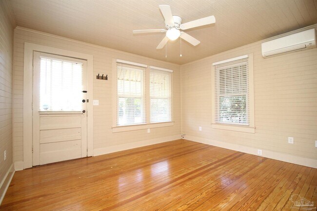Building Photo - 3102 E De Soto St