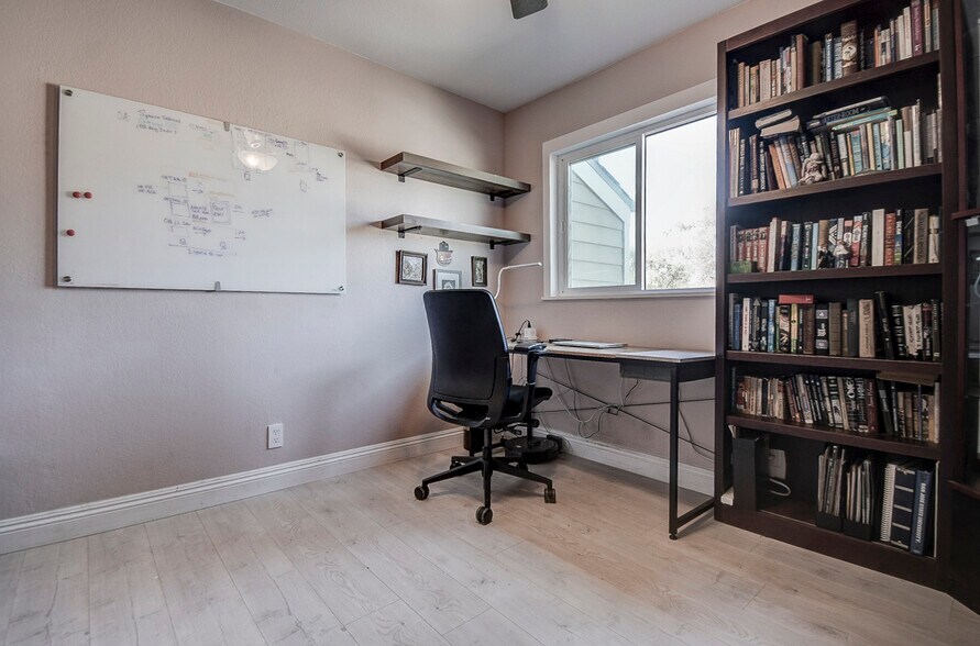 Building Photo - 11 Seamist Ct