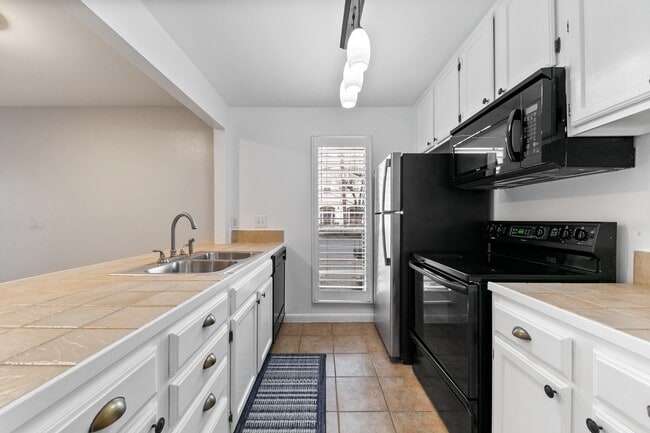 Building Photo - 701 Rosedale St