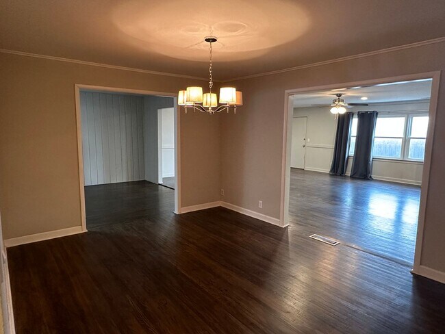 Building Photo - This home is adorable and move in ready!