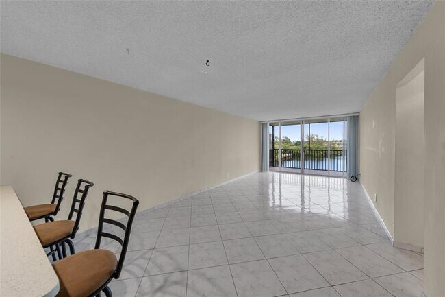 Building Photo - 7 Royal Palm Way