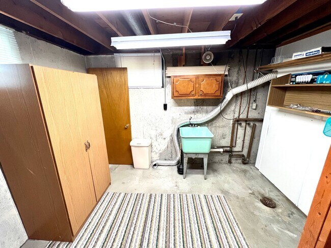 Building Photo - 4 bed 2 bath Single Family Home with Bonus Room, Fully Fenced Yard and Double Car Garage Close to...