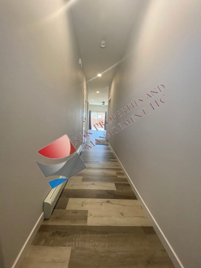 Building Photo - MDL-909 Douglas