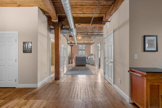 Building Photo - 145 Canal St E