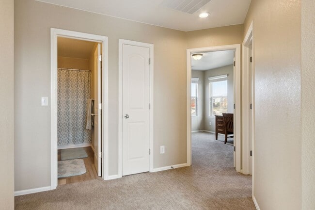 Building Photo - Modern and Updated 3-Bedroom, 2.5 Bathroom Home with Solar in Windshire Park