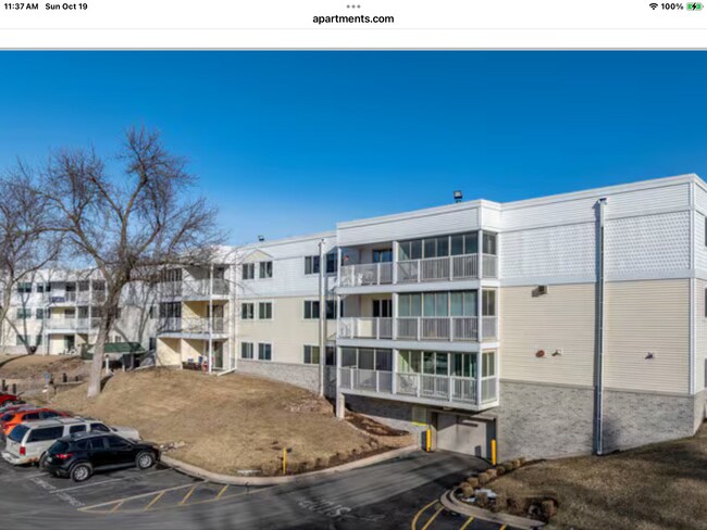 Building Photo - 122 Demont Avenue East