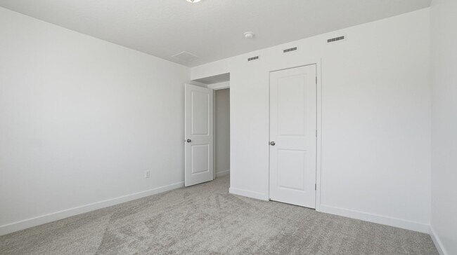 Building Photo - 154 E Parade Ave