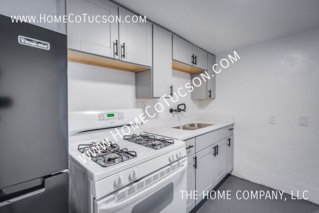 Building Photo - 940 E Florita St