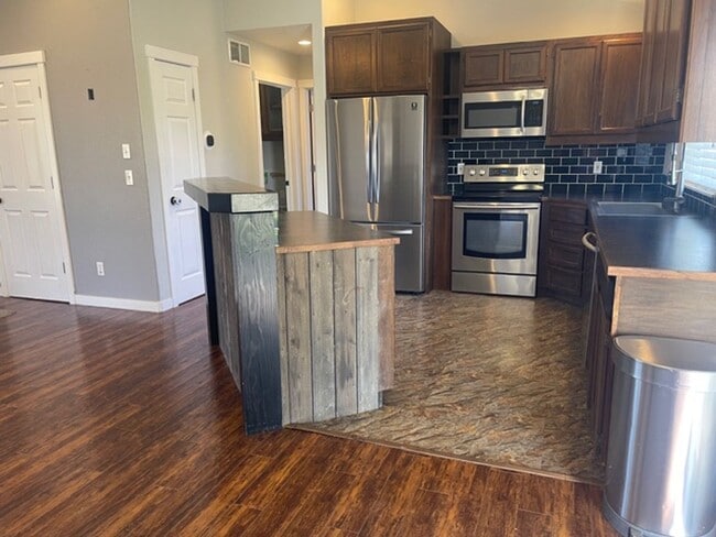 Building Photo - 1604 N Lea St