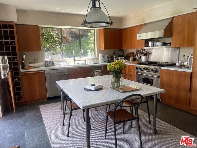 Building Photo - 1467 Queens Rd