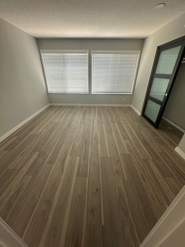 Building Photo - Top-Floor Stunner with Views – Fully Remod...