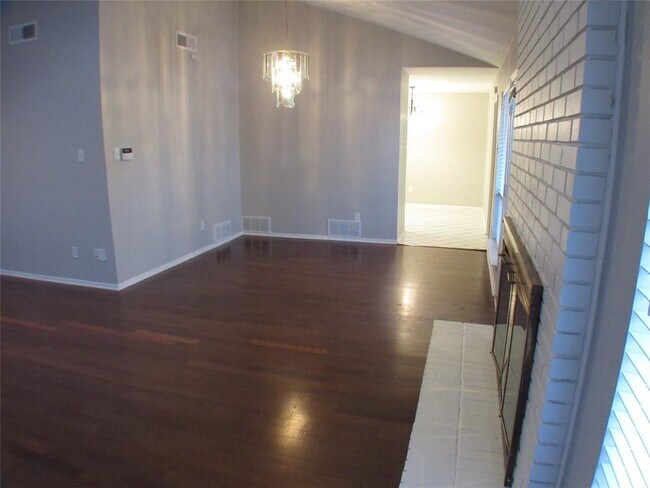 Building Photo - 10406 Shadow Bend Dr