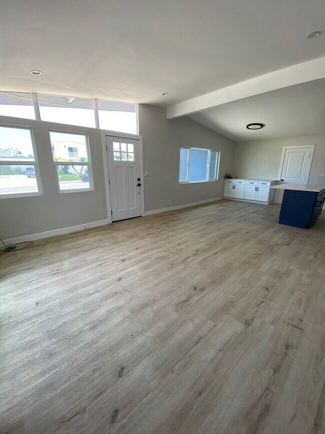 Building Photo - Renovated Beach house just a few blocks fr...