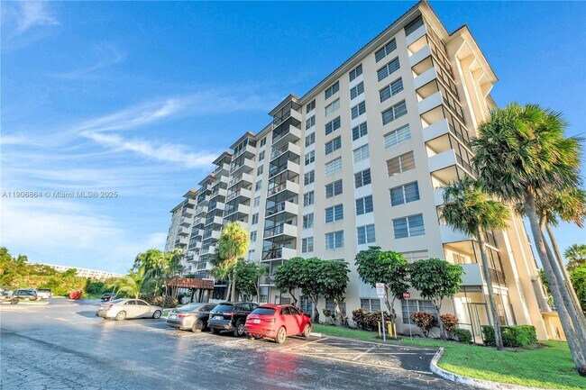 Building Photo - 4164 Inverrary Dr