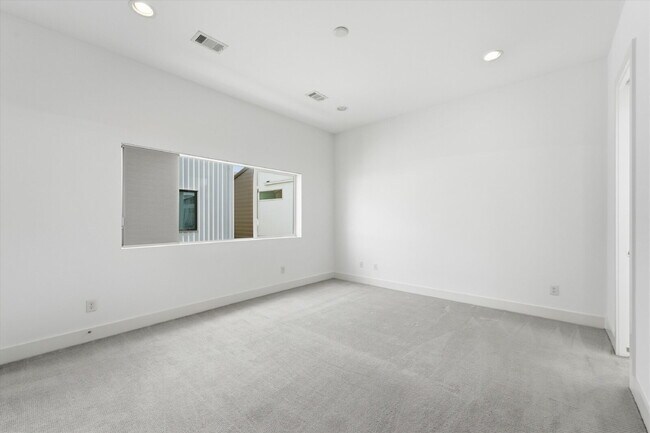 Building Photo - 1155 W 17th St