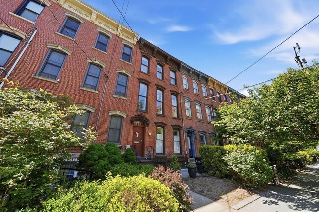 Building Photo - 213 York St