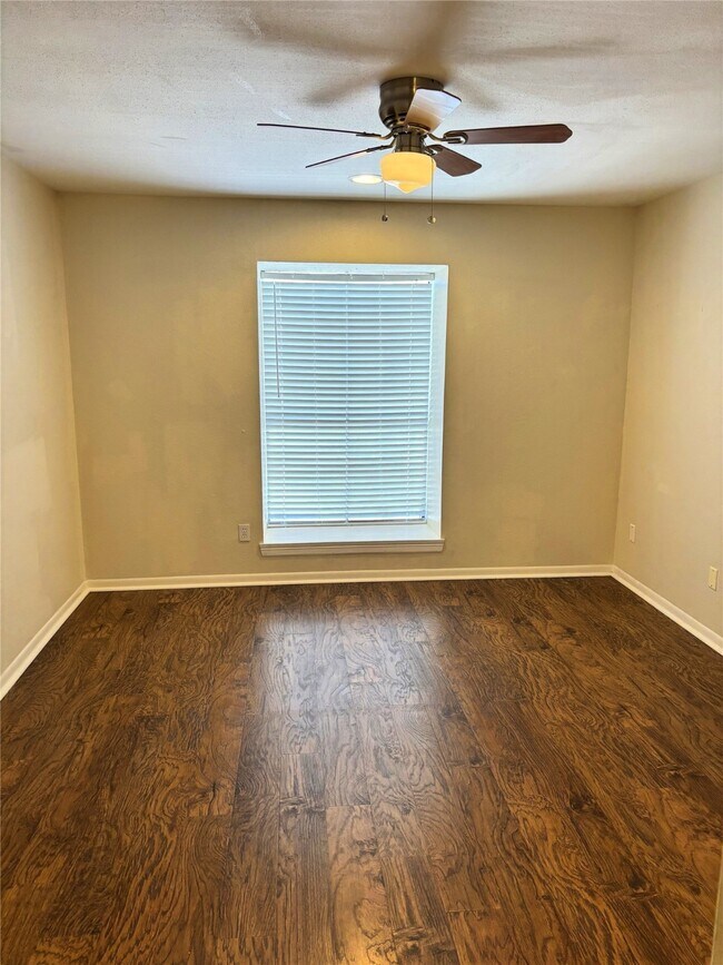 Building Photo - 3025 Walnut Bend Ln