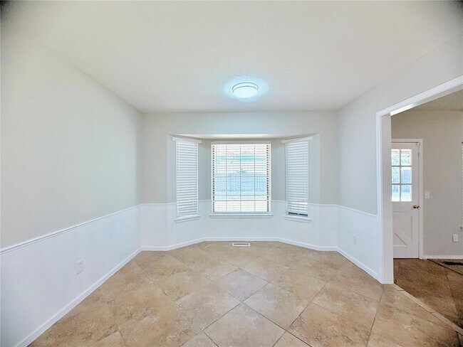 Building Photo - 121 W Vail Dr