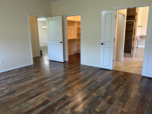 Building Photo - Elegant Living in the Heart of OKC – Impec...