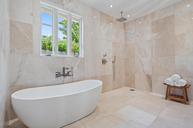 Building Photo - 306 Cordova Rd